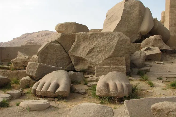 4 Best Ozymandias Movie And TV Show References 1 oxymandias statue